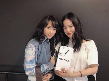 章子怡大女儿晒短发造型 躺浴缸里凹造型侧颜瞩目