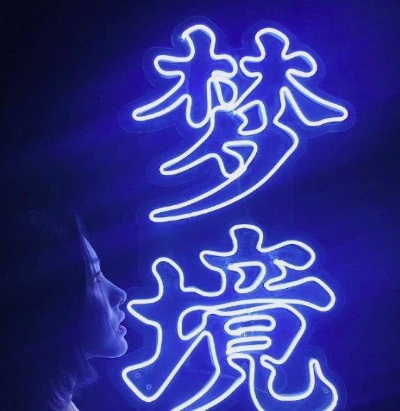 章子怡大女儿晒短发造型 躺浴缸里凹造型侧颜瞩目