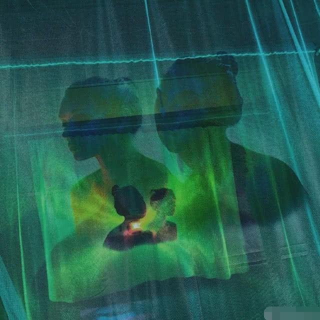 章子怡大女儿晒短发造型 躺浴缸里凹造型侧颜瞩目