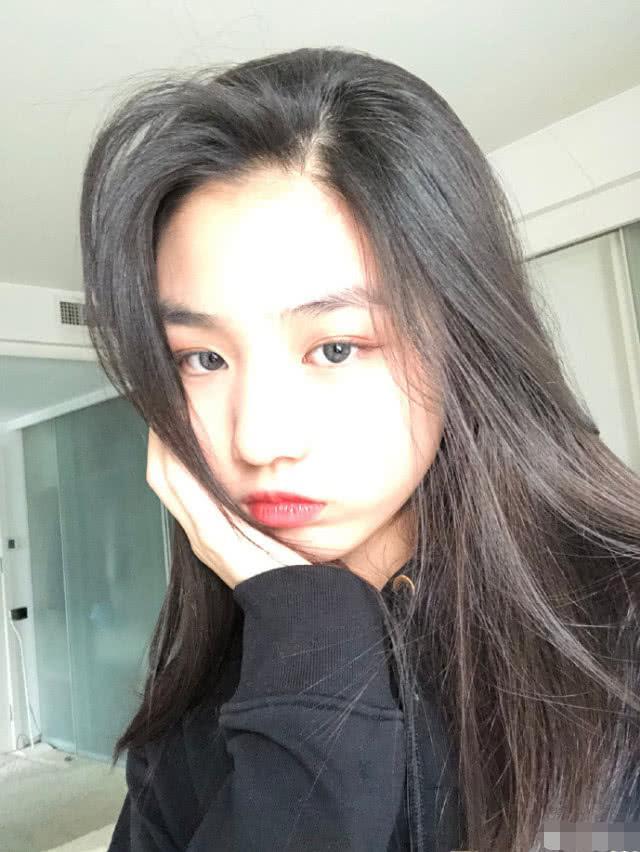 章子怡大女儿晒短发造型 躺浴缸里凹造型侧颜瞩目