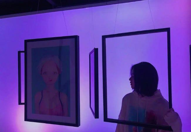 章子怡大女儿晒短发造型 躺浴缸里凹造型侧颜瞩目