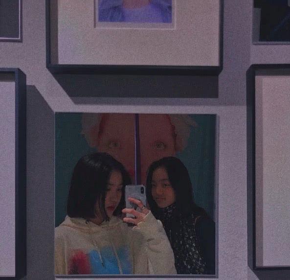 章子怡大女儿晒短发造型 躺浴缸里凹造型侧颜瞩目