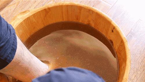 寿命短的人，脚上往往有4种表现，若1个不占，说明身体健康易长寿