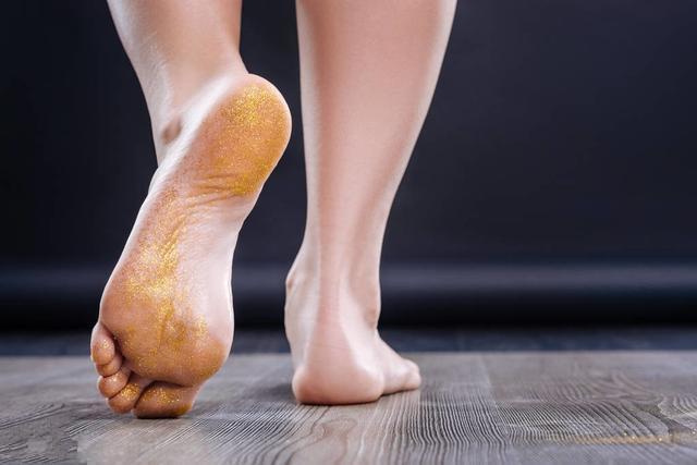 寿命短的人，脚上往往有4种表现，若1个不占，说明身体健康易长寿