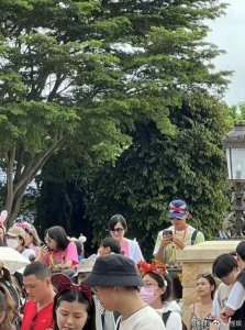 ​吴尊举家出游，林丽莹素颜稚嫩比女儿还显小，NeiNei膝盖淤青明显