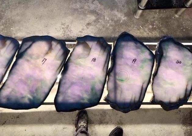 一块115公斤料子，切出天价春带彩翡翠，堪比稀少的熊猫！