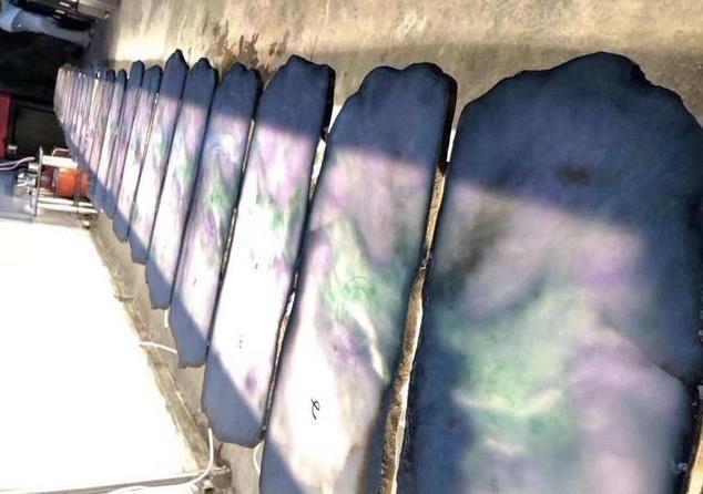 一块115公斤料子，切出天价春带彩翡翠，堪比稀少的熊猫！