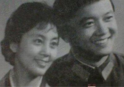 ​王刚三任妻子，个个貌美如花，老来得子却人误以为是外孙！