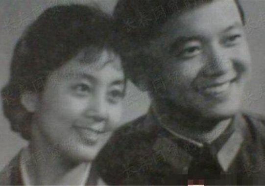 王刚三任妻子，个个貌美如花，老来得子却人误以为是外孙！