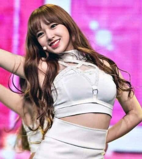 34岁洪真英豁出去了，包臀裙勾勒好曲线，甜美依旧如少女