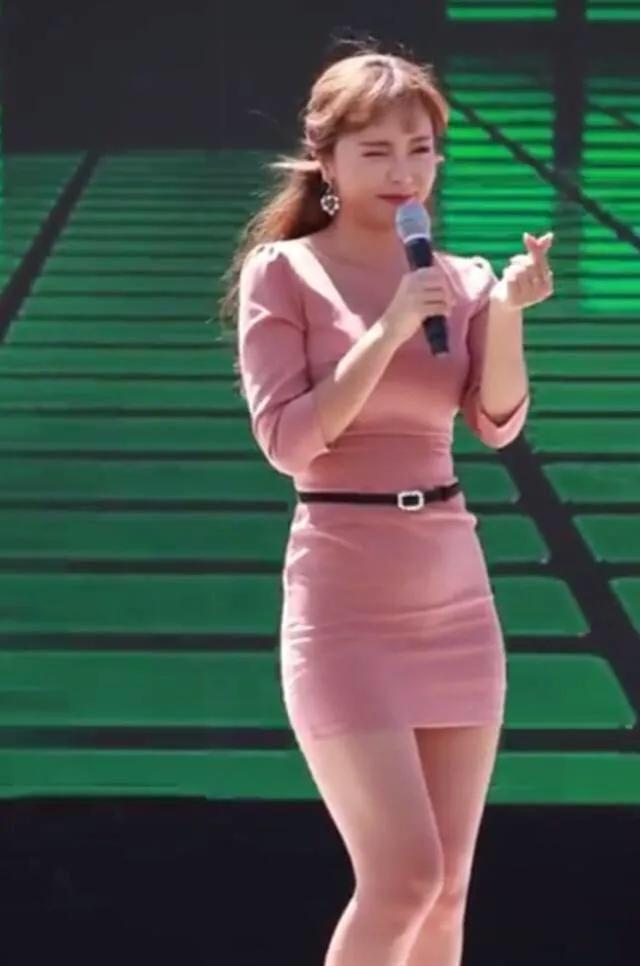 34岁洪真英豁出去了，包臀裙勾勒好曲线，甜美依旧如少女