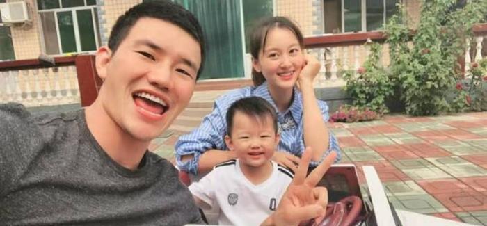 “嘎子哥”谢孟伟喜获二胎，发文感谢老婆，两人年龄相差八岁