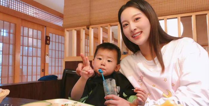 “嘎子哥”谢孟伟喜获二胎，发文感谢老婆，两人年龄相差八岁