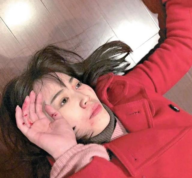 34岁马蓉直播卖货，解开衣扣大秀性感身材，网友：已经没下限了