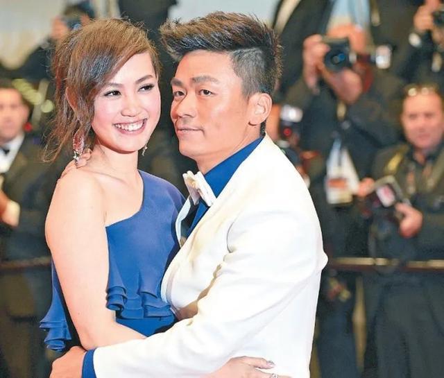 34岁马蓉直播卖货，解开衣扣大秀性感身材，网友：已经没下限了