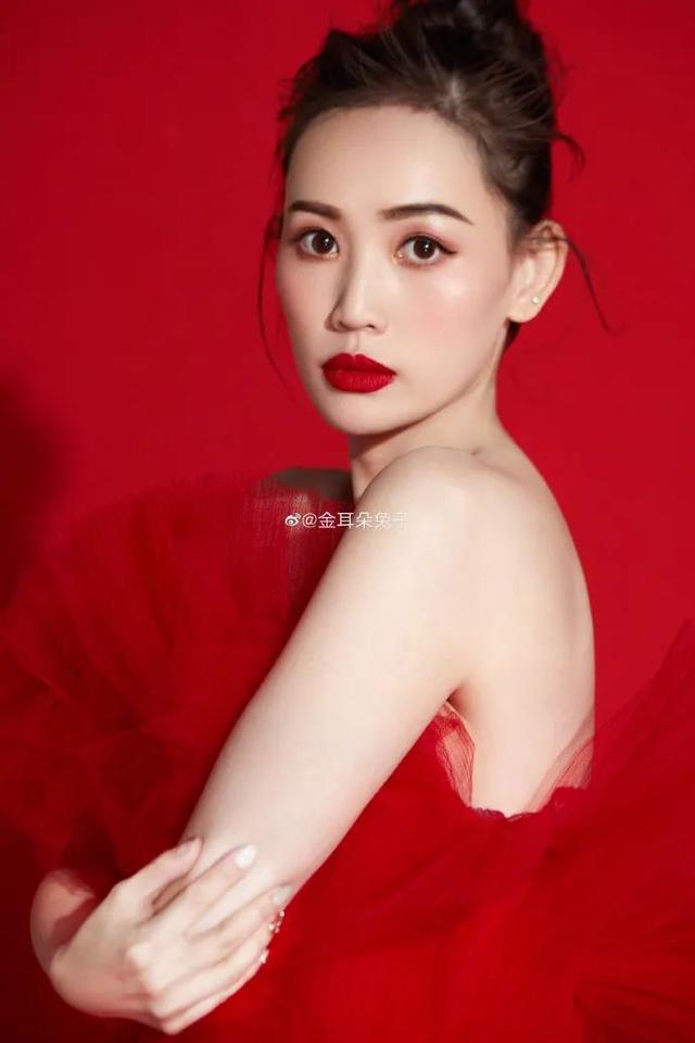 34岁马蓉直播卖货，解开衣扣大秀性感身材，网友：已经没下限了