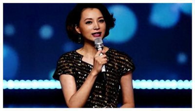 ​董卿罕见现身，拒绝合照，容颜焕发年轻，气质依旧迷人！