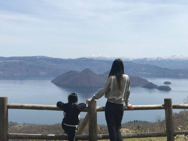 “渣男”陈俊生雷佳音全家近照，妻子貌美女儿可爱，长相随老爸！