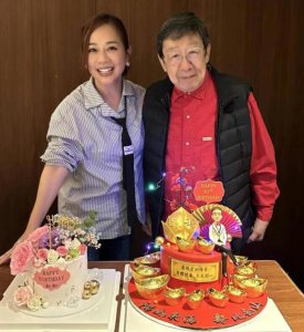 ​51岁陈松伶近况曝光，与老公罕见同框，脸色红润难掩幸福肥