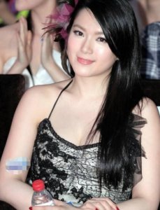 ​34岁苟芸慧性感“肚兜裙”发福的身材不失女神范