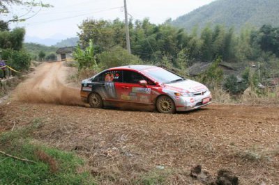 ​汽车如何漂移过弯（漂移过弯和正常过弯)