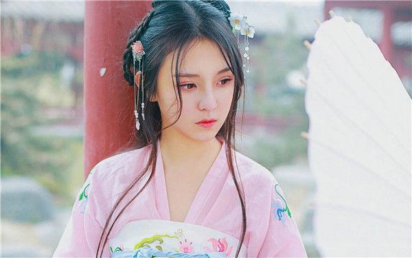 此女美若天仙，前半生侍奉乾隆，后半生遭和珅霸占，晚年凄惨