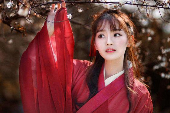 此女美若天仙，前半生侍奉乾隆，后半生遭和珅霸占，晚年凄惨