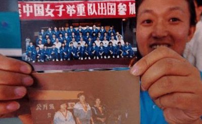 ​举重冠军邹春兰,退役后当搓澡工,卖烤串,收获爱情却无法再生育