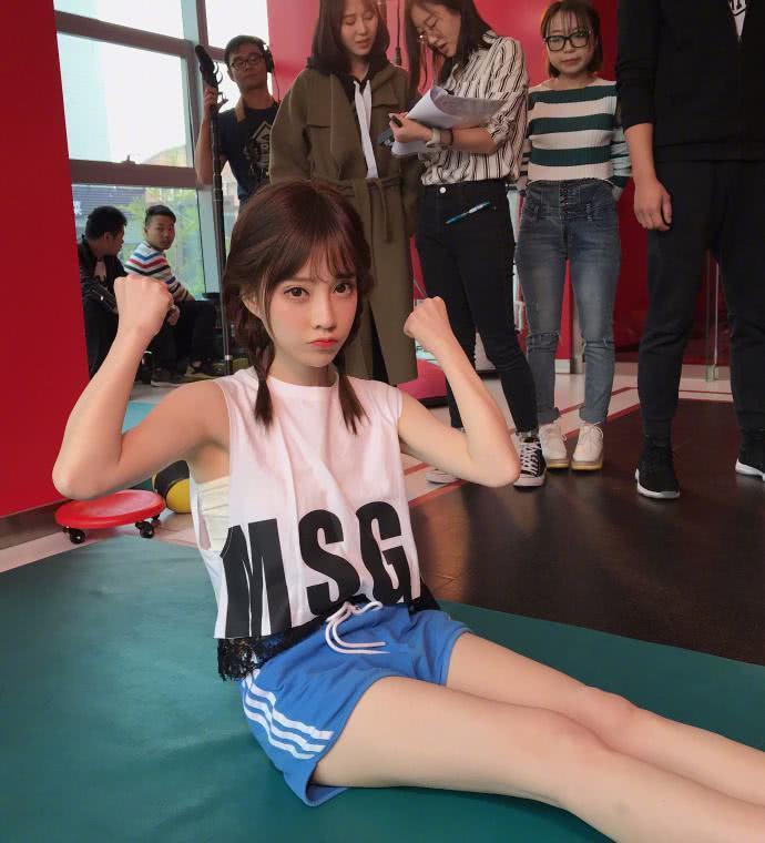 冯提莫又遭黑公关，竟被曝出被“干爹”偷拍，网友：人红是非多