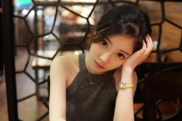 冯提莫又遭黑公关，竟被曝出被“干爹”偷拍，网友：人红是非多