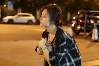 ​冯提莫又遭黑公关，竟被曝出被“干爹”偷拍，网友：人红是非多