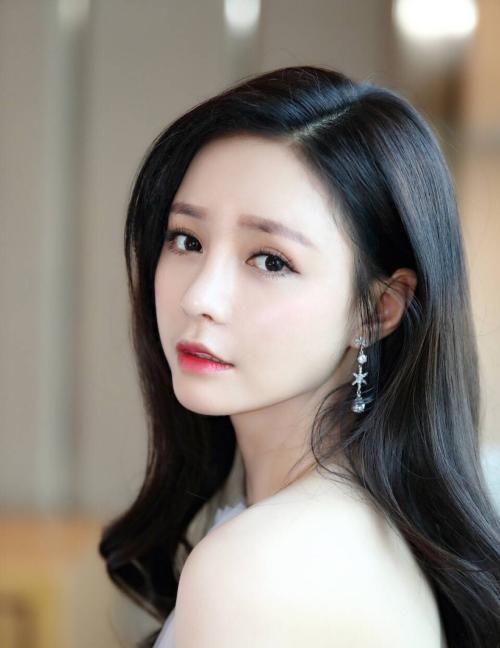 一直以为她出名靠的是杜海涛，万万没想到她爸是芒果台长