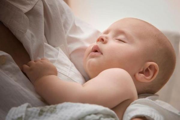 保姆迫使2岁男童吃50克盐后死亡：宝宝吃盐的标准你都知道吗？