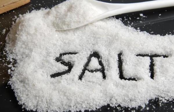 保姆迫使2岁男童吃50克盐后死亡：宝宝吃盐的标准你都知道吗？