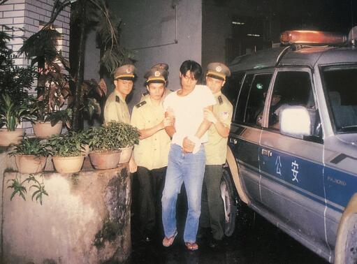 他是张子强的马仔，分赃后买百万奔驰送儿子，在老家建6栋别墅！