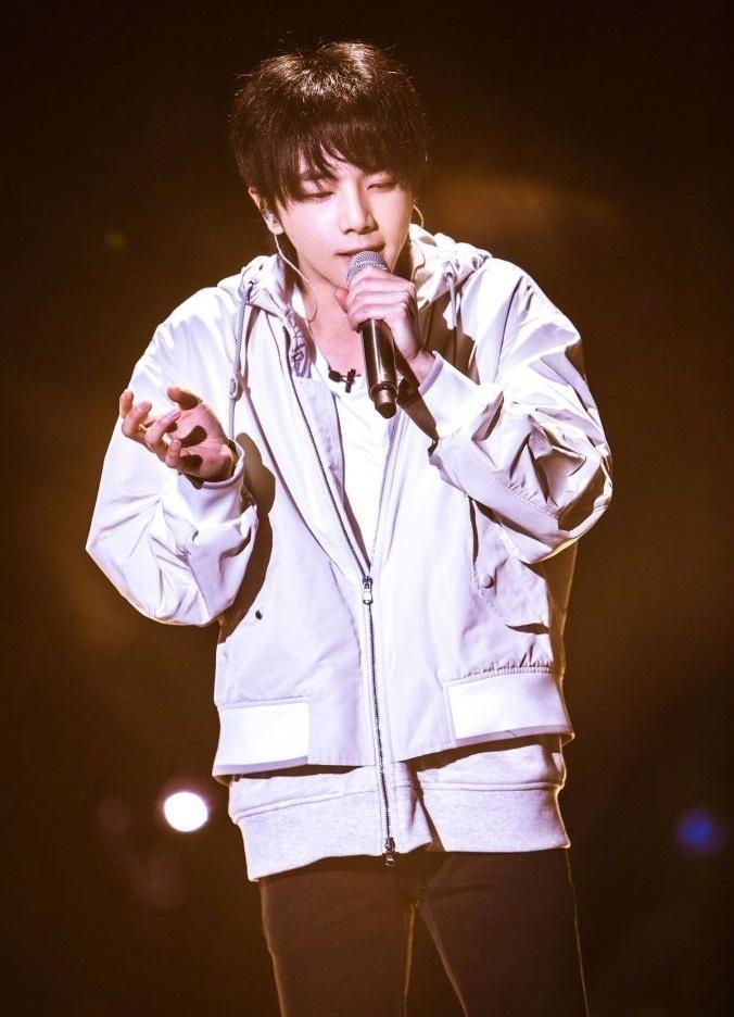 第二季明日之子中，华晨宇怼李袁杰，李宇春也很不屑？