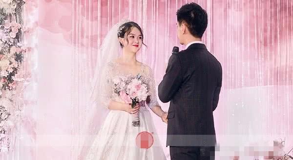 这位演员曾是很多观众的童年偶像，如今携手娇妻步入婚姻殿堂