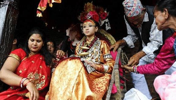 尼泊尔“活女神”3岁上位，到经期就退休，多才多艺为啥没人娶