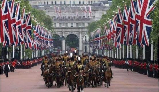 俄罗斯和英国开战谁胜谁败？想想也知道，海狮是打不过毛熊的！
