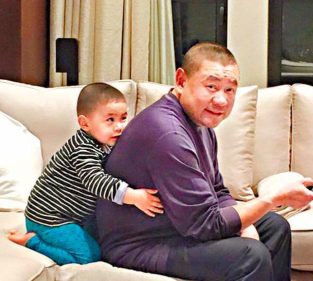 甘比晒刘銮雄66岁所生三胎女儿，宝宝小胖手可爱头发很浓密