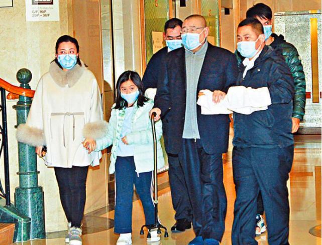 甘比晒刘銮雄66岁所生三胎女儿，宝宝小胖手可爱头发很浓密