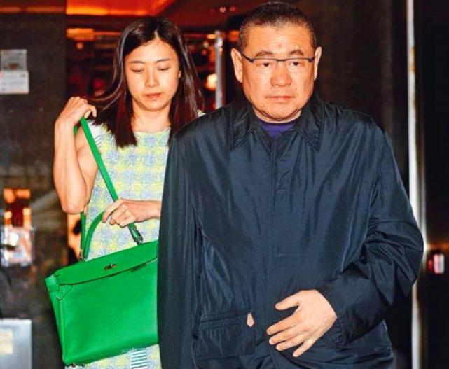 甘比晒刘銮雄66岁所生三胎女儿，宝宝小胖手可爱头发很浓密