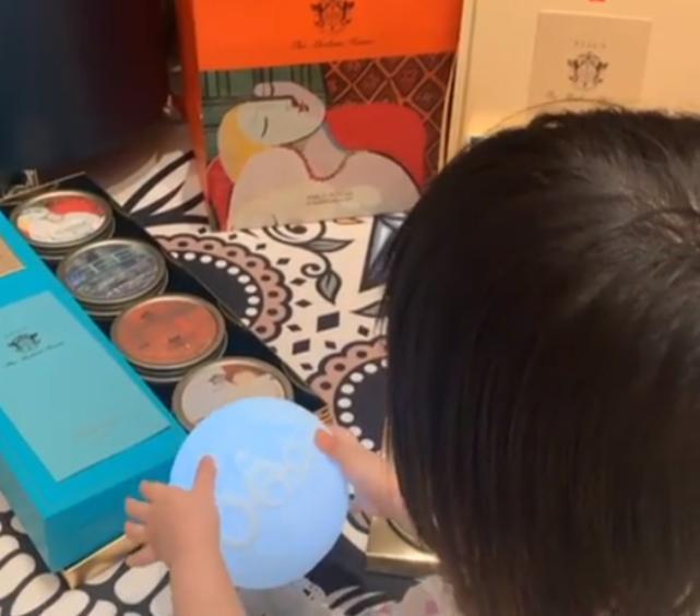 甘比晒刘銮雄66岁所生三胎女儿，宝宝小胖手可爱头发很浓密