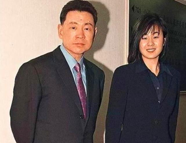 甘比晒刘銮雄66岁所生三胎女儿，宝宝小胖手可爱头发很浓密