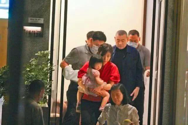 甘比晒刘銮雄66岁所生三胎女儿，宝宝小胖手可爱头发很浓密