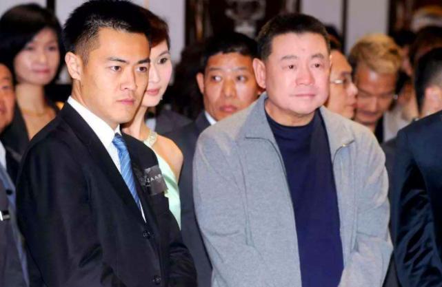 甘比晒刘銮雄66岁所生三胎女儿，宝宝小胖手可爱头发很浓密