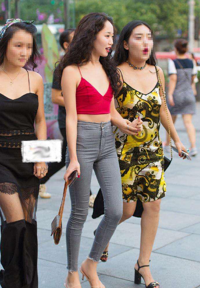 街拍：紧身牛仔短裤小姐姐，轻松秀出好身材，特别招人喜欢！