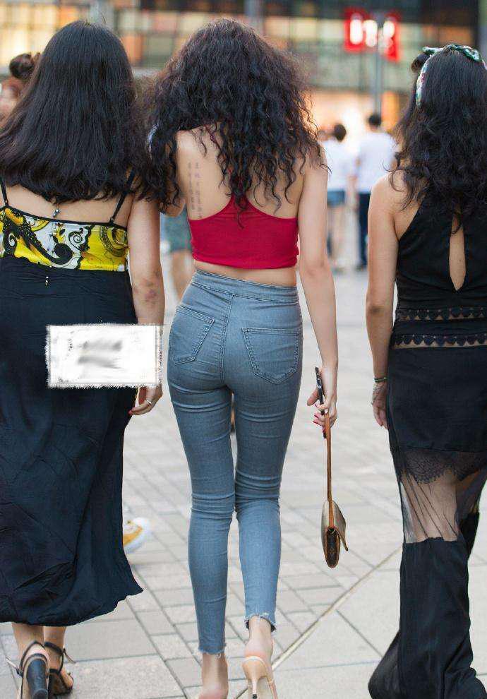 街拍：紧身牛仔短裤小姐姐，轻松秀出好身材，特别招人喜欢！
