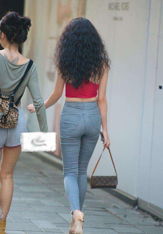 街拍：紧身牛仔短裤小姐姐，轻松秀出好身材，特别招人喜欢！