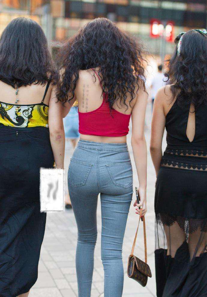 街拍：紧身牛仔短裤小姐姐，轻松秀出好身材，特别招人喜欢！